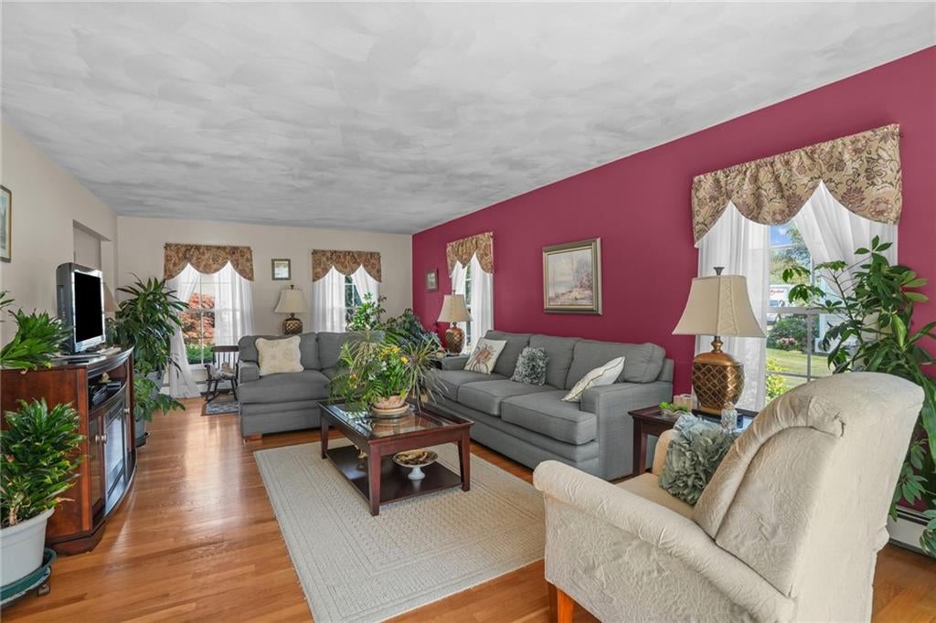 Portsmouth, Rhode Island, 02871, United States, 4 Bedrooms Bedrooms, ,3 BathroomsBathrooms,Residential,Active,1904703