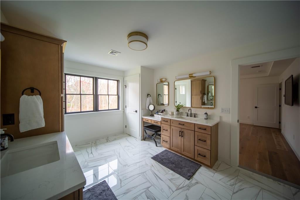 East Greenwich, Rhode Island, 02818, United States, ,3 BathroomsBathrooms,Residential,Active,1718901