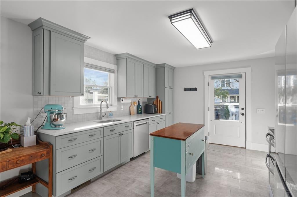 Jamestown, Rhode Island, 02835, United States, 6 Bedrooms Bedrooms, ,4 BathroomsBathrooms,Residential,Active,1987266