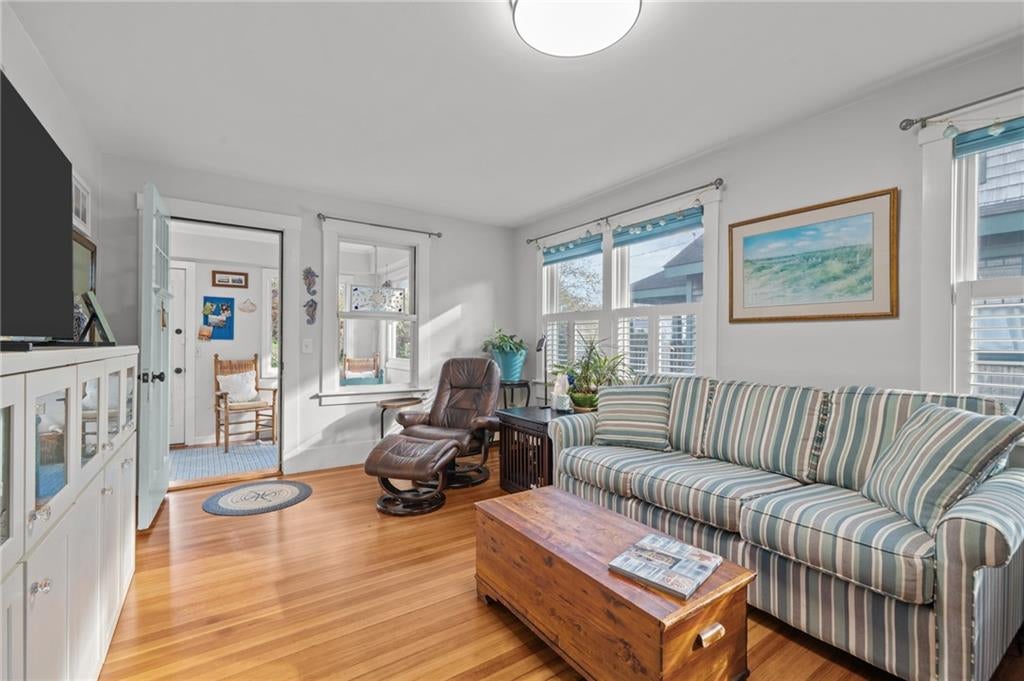 Jamestown, Rhode Island, 02835, United States, 6 Bedrooms Bedrooms, ,4 BathroomsBathrooms,Residential,Active,1987266