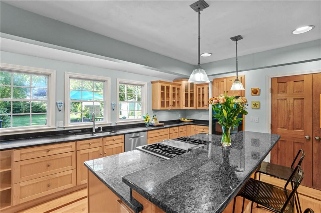 Portsmouth, Rhode Island, 02871, United States, 5 Bedrooms Bedrooms, ,3 BathroomsBathrooms,Residential,Active,1927643