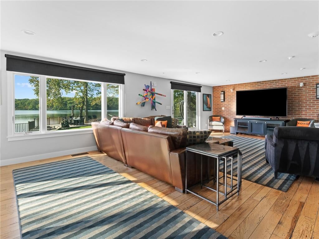 Smithfield, Rhode Island, 02917, United States, 3 Bedrooms Bedrooms, ,3 BathroomsBathrooms,Residential,Active,1953020