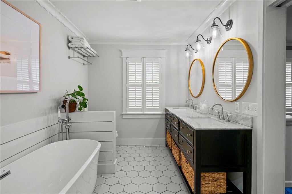 Barrington, Rhode Island, 02806, United States, 4 Bedrooms Bedrooms, ,4 BathroomsBathrooms,Residential,Active,1942364