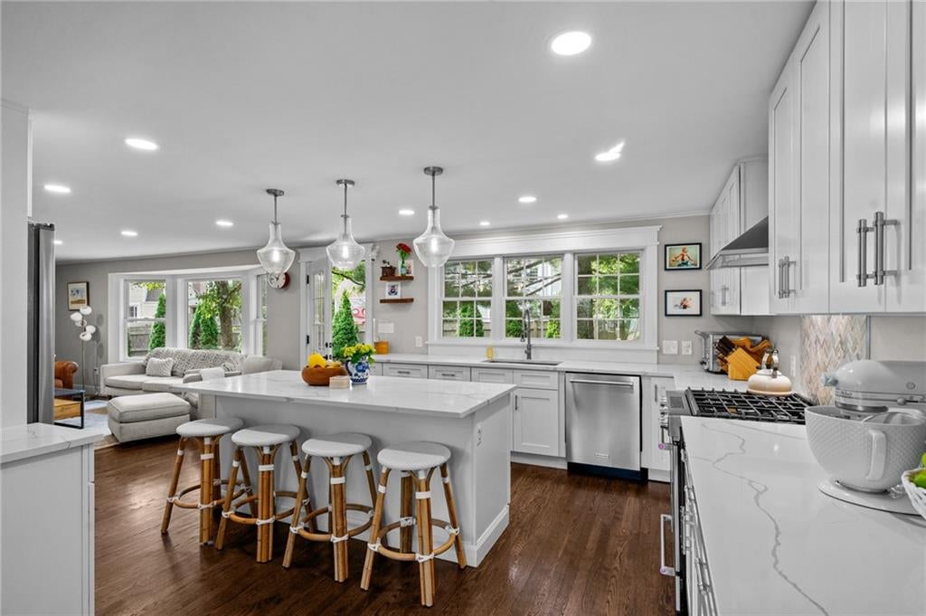 Barrington, Rhode Island, 02806, United States, 4 Bedrooms Bedrooms, ,4 BathroomsBathrooms,Residential,Active,1942364