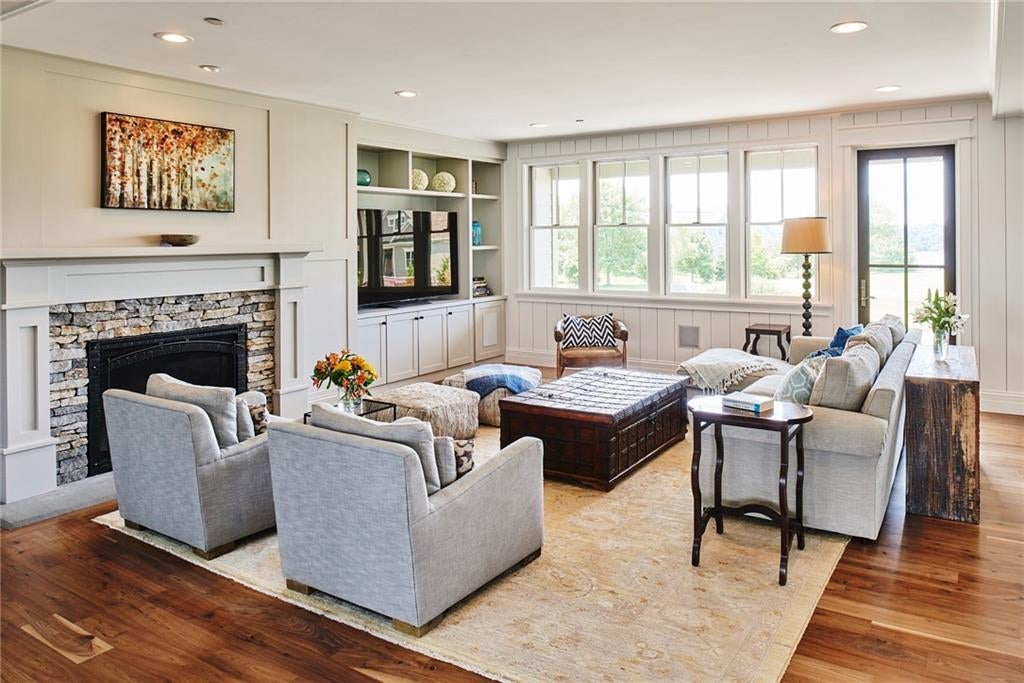 East Greenwich, Rhode Island, 02818, United States, 4 Bedrooms Bedrooms, ,3 BathroomsBathrooms,Residential,Active,1985576