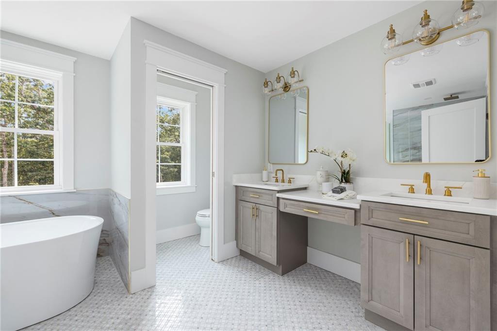 East Greenwich, Rhode Island, 02818, United States, 5 Bedrooms Bedrooms, ,4 BathroomsBathrooms,Residential,Active,1993976