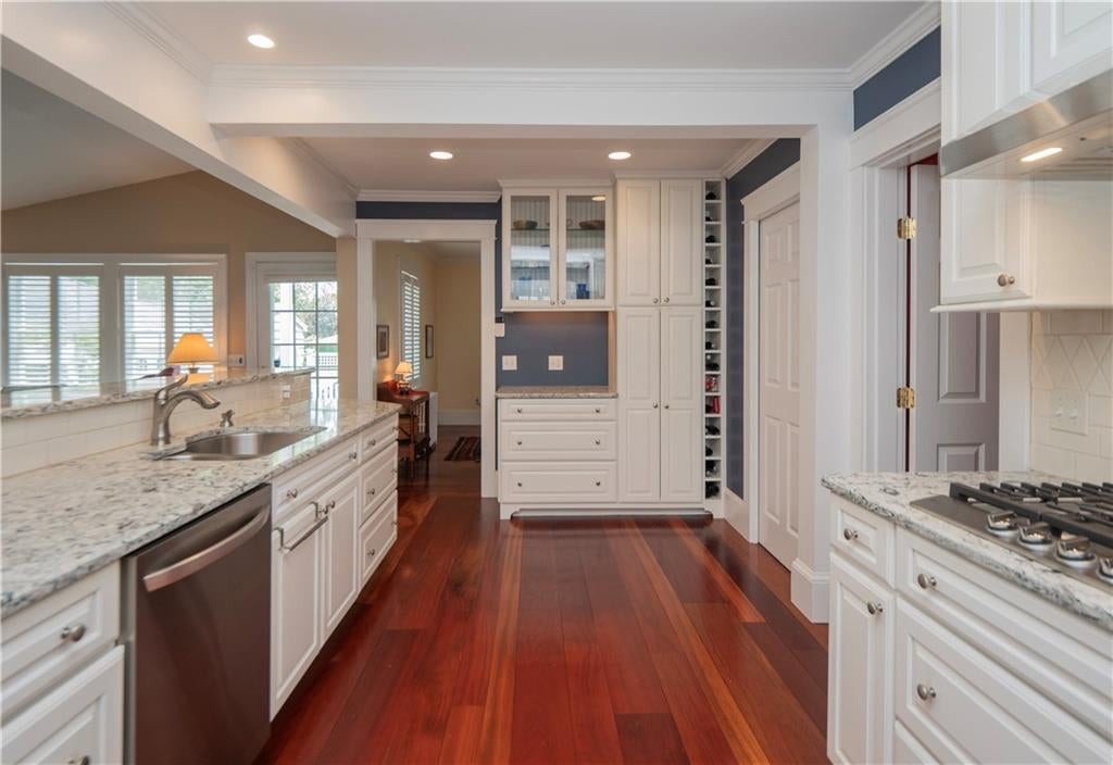 Newport, Rhode Island, 02840, United States, 4 Bedrooms Bedrooms, ,5 BathroomsBathrooms,Residential,Active,1893238