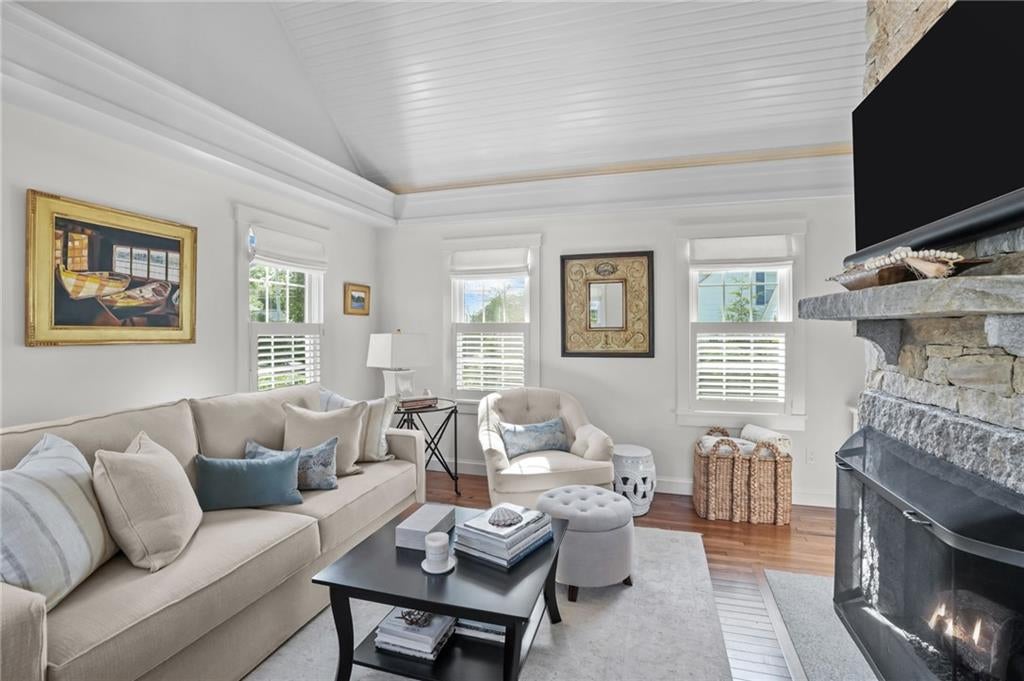 East Greenwich, Rhode Island, 02818, United States, 3 Bedrooms Bedrooms, ,3 BathroomsBathrooms,Residential,Active,1900189
