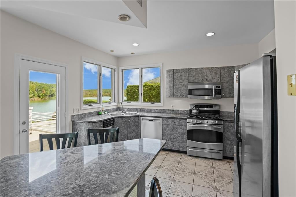 North Providence, Rhode Island, 02904, United States, 3 Bedrooms Bedrooms, ,4 BathroomsBathrooms,Residential,Active,1945229