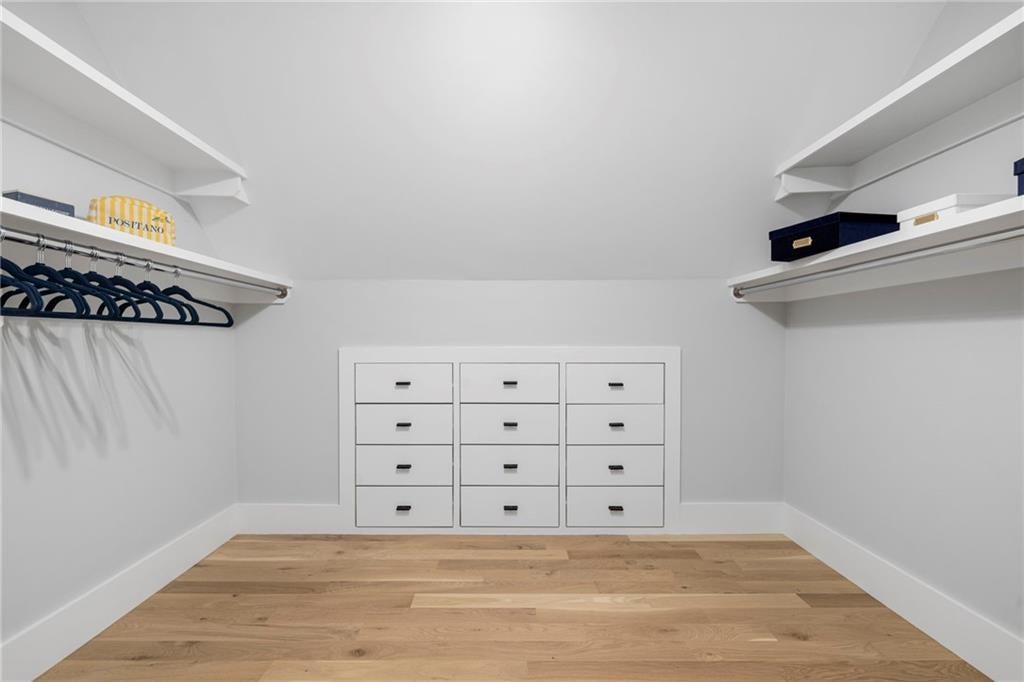 East Greenwich, Rhode Island, 02818, United States, 5 Bedrooms Bedrooms, ,4 BathroomsBathrooms,Residential,Active,1993976