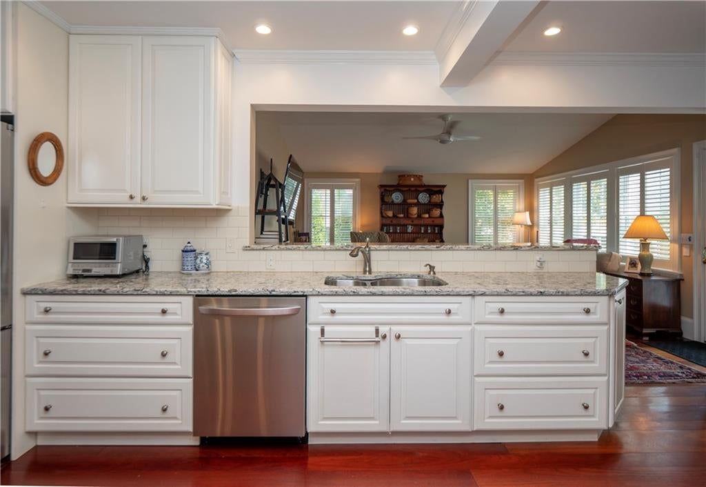 Newport, Rhode Island, 02840, United States, 4 Bedrooms Bedrooms, ,5 BathroomsBathrooms,Residential,Active,1893238