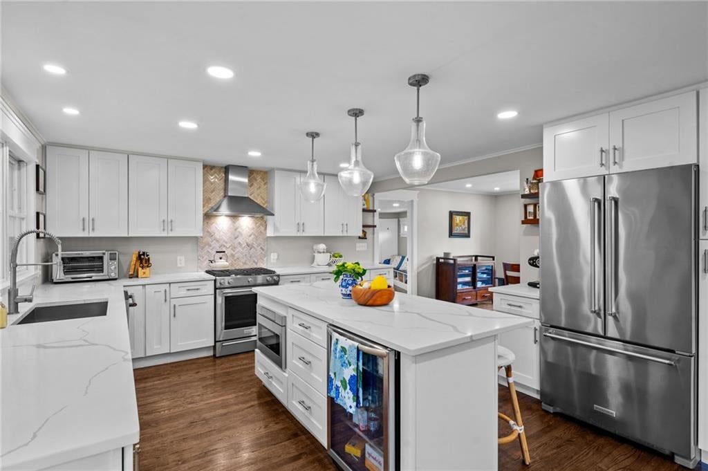 Barrington, Rhode Island, 02806, United States, 4 Bedrooms Bedrooms, ,4 BathroomsBathrooms,Residential,Active,1942364