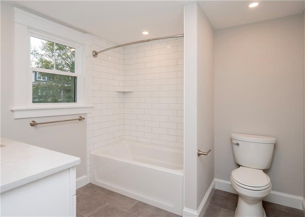 Newport, Rhode Island, 02840, United States, 4 Bedrooms Bedrooms, ,4 BathroomsBathrooms,Residential,Active,1973265