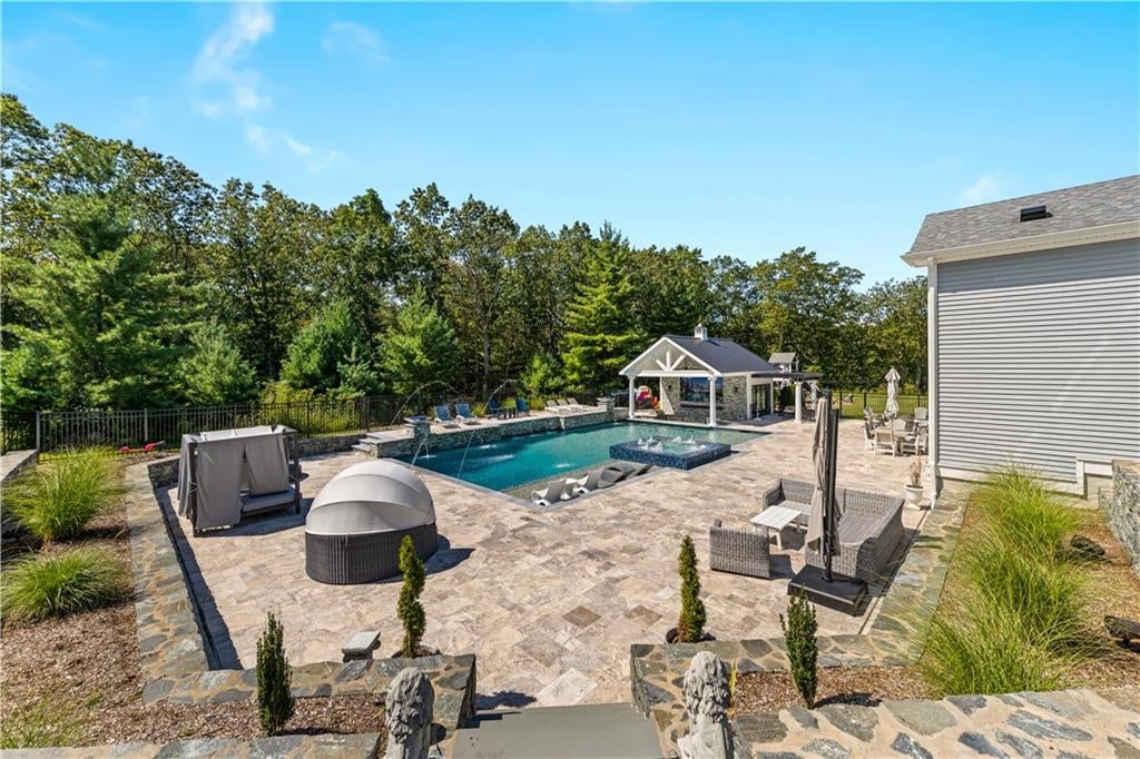 Smithfield, Rhode Island, 02917, United States, 4 Bedrooms Bedrooms, ,7 BathroomsBathrooms,Residential,Active,1944274
