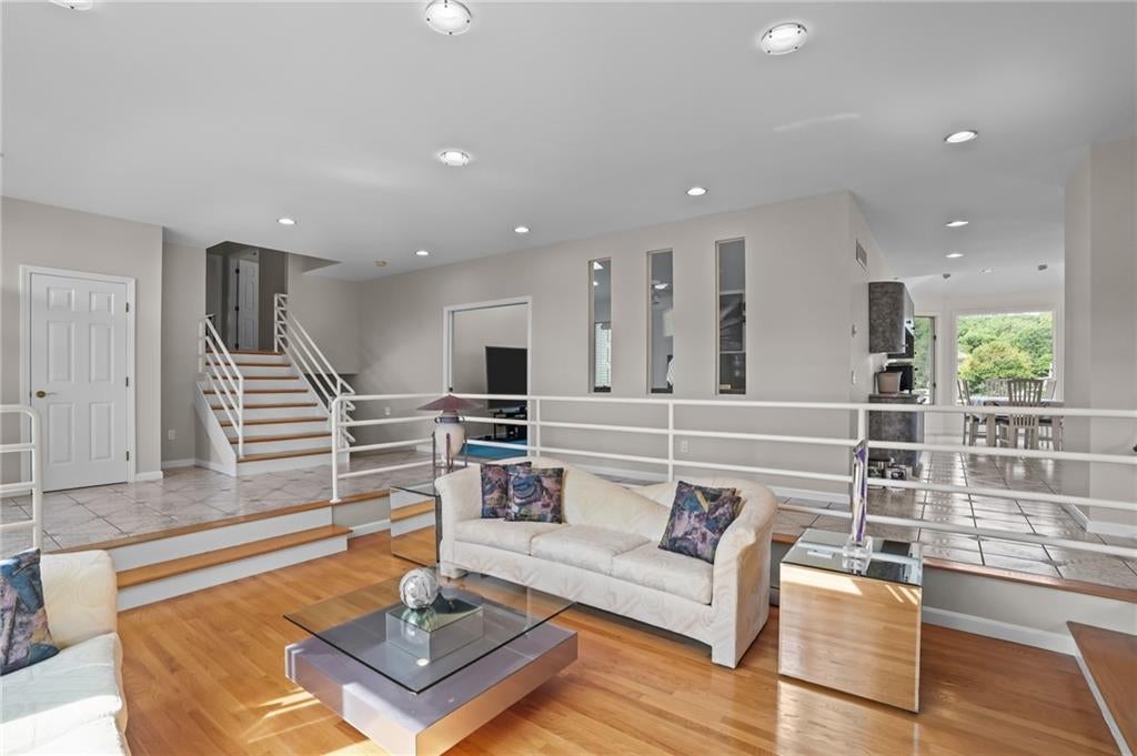 North Providence, Rhode Island, 02904, United States, 3 Bedrooms Bedrooms, ,4 BathroomsBathrooms,Residential,Active,1945229