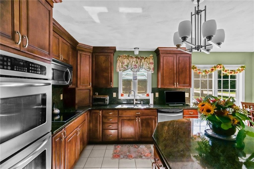 Portsmouth, Rhode Island, 02871, United States, 4 Bedrooms Bedrooms, ,3 BathroomsBathrooms,Residential,Active,1952506