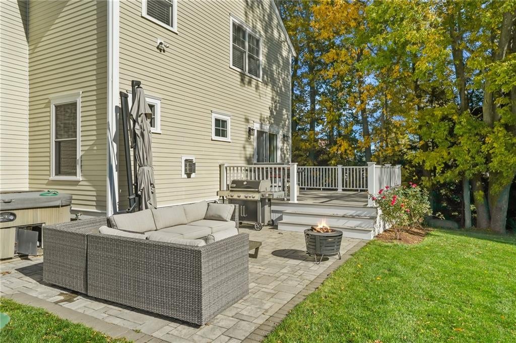 Portsmouth, Rhode Island, 02871, United States, 4 Bedrooms Bedrooms, ,4 BathroomsBathrooms,Residential,Active,1970995