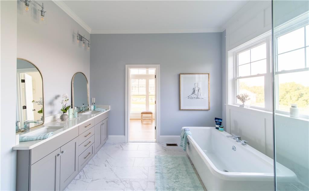 Cranston, Rhode Island, 02920, United States, ,2 BathroomsBathrooms,Residential,Active,1703361