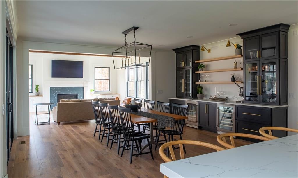 East Greenwich, Rhode Island, 02818, United States, ,3 BathroomsBathrooms,Residential,Active,1718901