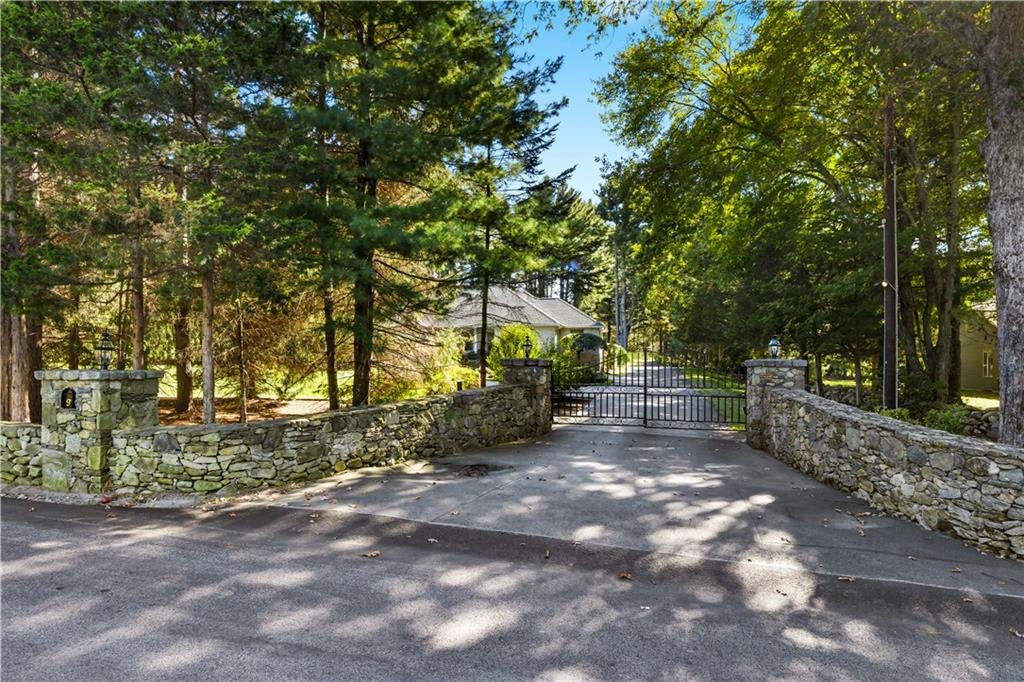 Smithfield, Rhode Island, 02917, United States, 3 Bedrooms Bedrooms, ,2 BathroomsBathrooms,Residential,Active,1954415