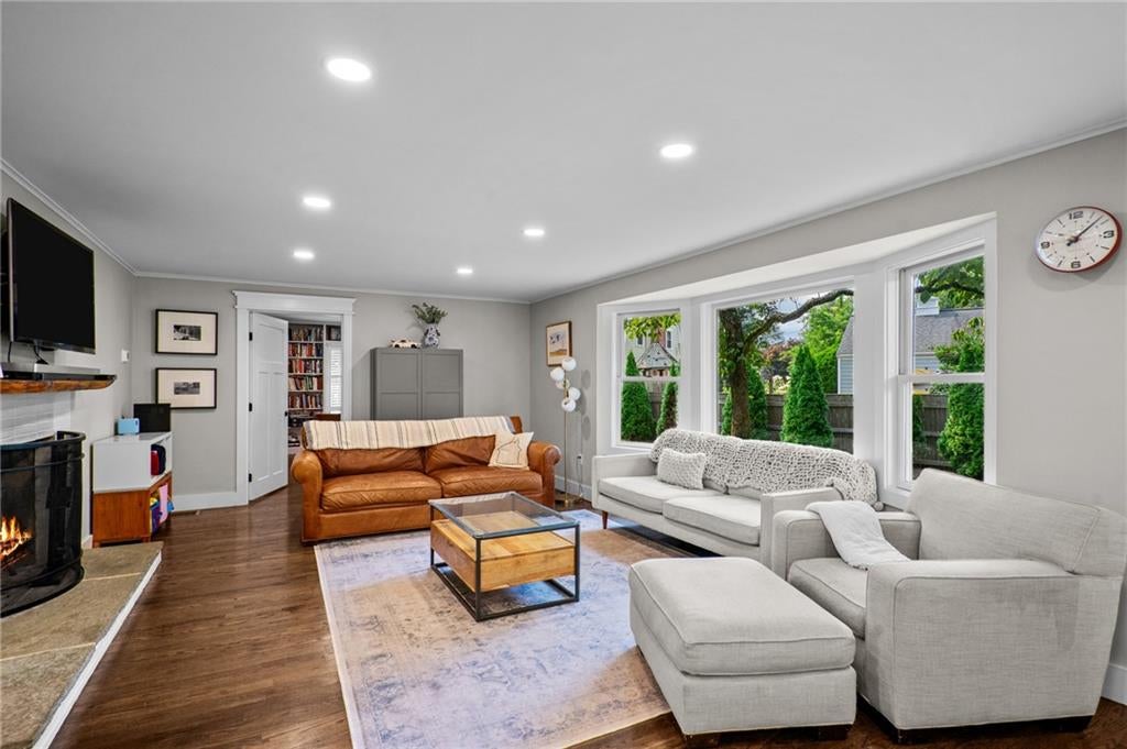 Barrington, Rhode Island, 02806, United States, 4 Bedrooms Bedrooms, ,4 BathroomsBathrooms,Residential,Active,1942364