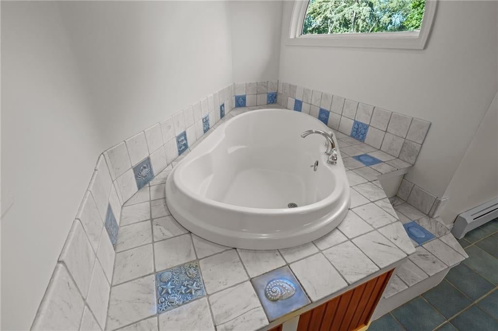 Portsmouth, Rhode Island, 02871, United States, 5 Bedrooms Bedrooms, ,3 BathroomsBathrooms,Residential,Active,1927643