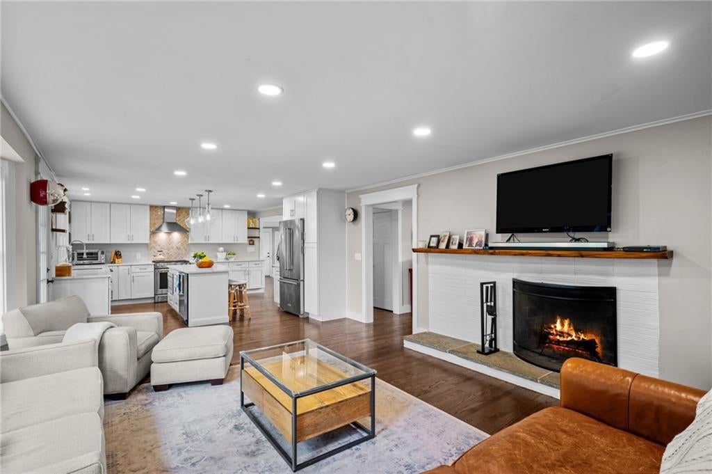 Barrington, Rhode Island, 02806, United States, 4 Bedrooms Bedrooms, ,4 BathroomsBathrooms,Residential,Active,1942364