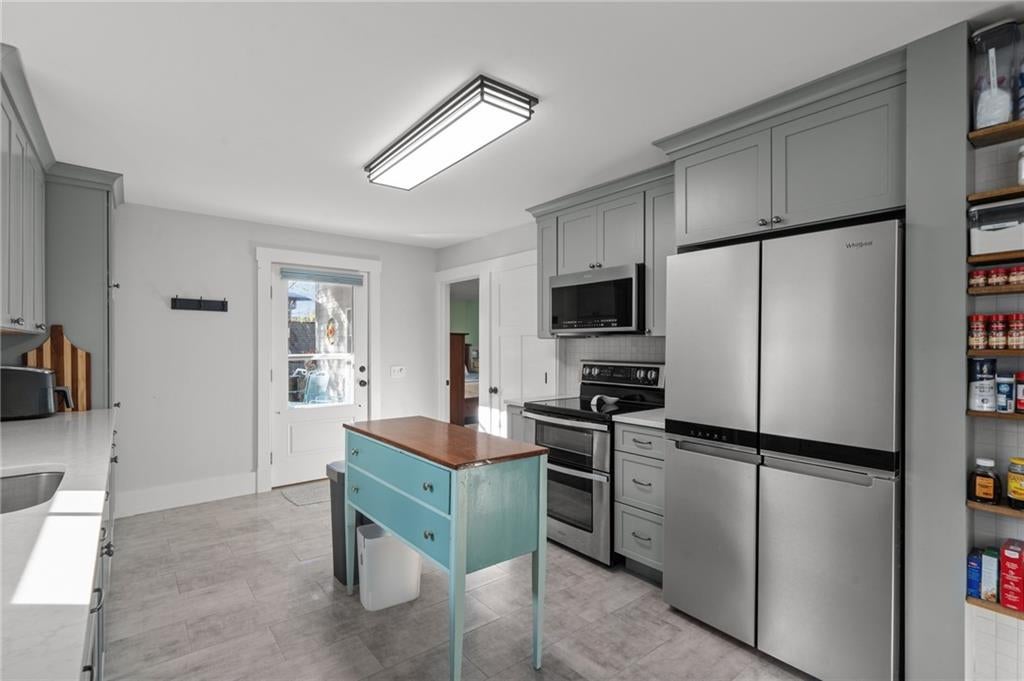 Jamestown, Rhode Island, 02835, United States, 6 Bedrooms Bedrooms, ,4 BathroomsBathrooms,Residential,Active,1987266