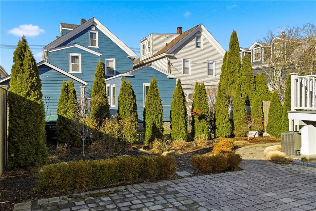 Newport, Rhode Island, 02840, United States, 4 Bedrooms Bedrooms, ,4 BathroomsBathrooms,Residential,Active,2007171