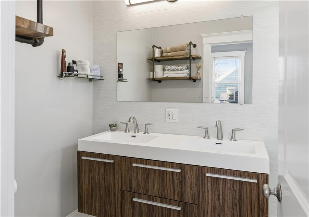 Newport, Rhode Island, 02840, United States, 4 Bedrooms Bedrooms, ,4 BathroomsBathrooms,Residential,Active,2007171