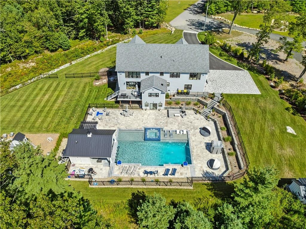 Smithfield, Rhode Island, 02917, United States, 4 Bedrooms Bedrooms, ,7 BathroomsBathrooms,Residential,Active,1944274