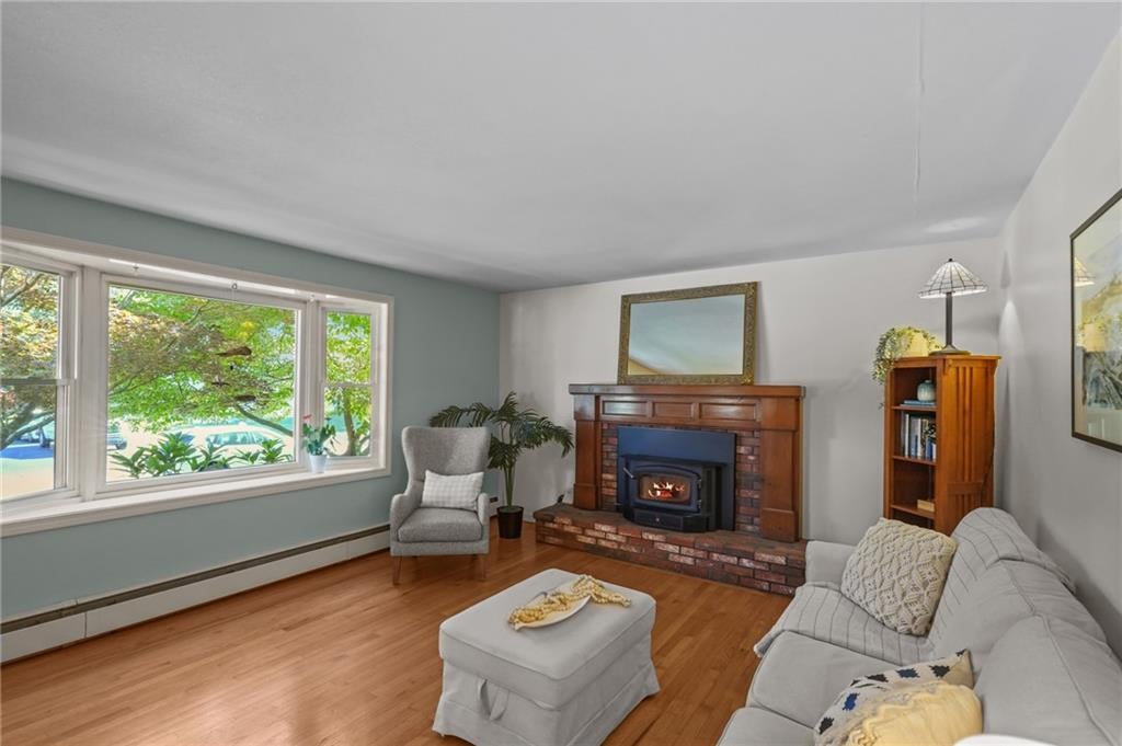 Portsmouth, Rhode Island, 02871, United States, 5 Bedrooms Bedrooms, ,3 BathroomsBathrooms,Residential,Active,1927643