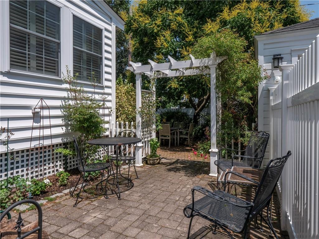 Newport, Rhode Island, 02840, United States, 4 Bedrooms Bedrooms, ,5 BathroomsBathrooms,Residential,Active,1893238