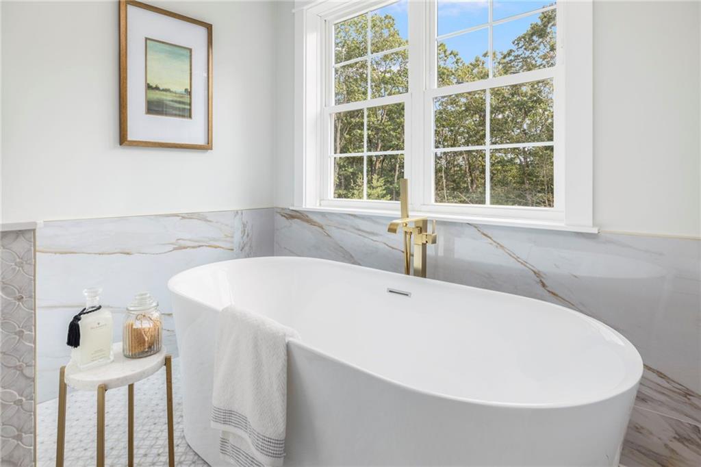 East Greenwich, Rhode Island, 02818, United States, 5 Bedrooms Bedrooms, ,4 BathroomsBathrooms,Residential,Active,1993976