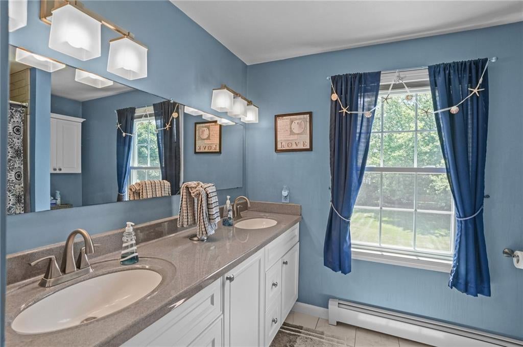 Portsmouth, Rhode Island, 02871, United States, 4 Bedrooms Bedrooms, ,3 BathroomsBathrooms,Residential,Active,1904703
