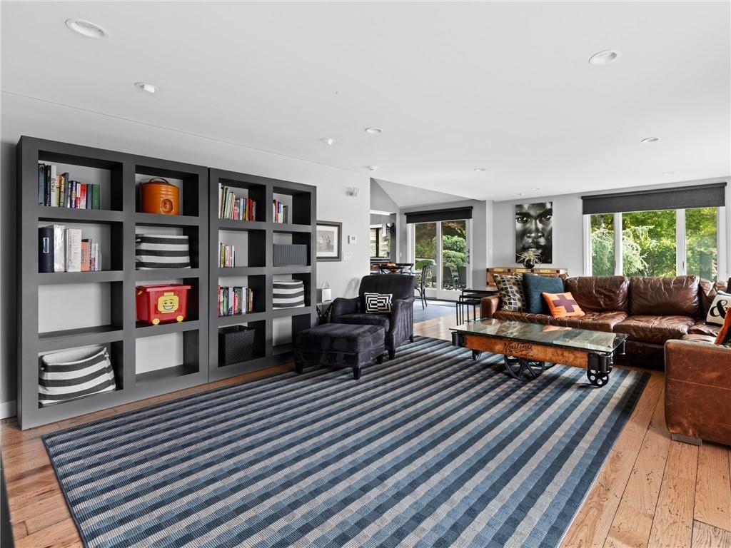 Smithfield, Rhode Island, 02917, United States, 3 Bedrooms Bedrooms, ,3 BathroomsBathrooms,Residential,Active,1953020