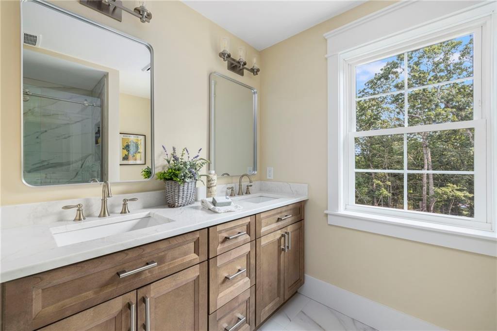 East Greenwich, Rhode Island, 02818, United States, 5 Bedrooms Bedrooms, ,4 BathroomsBathrooms,Residential,Active,1993976