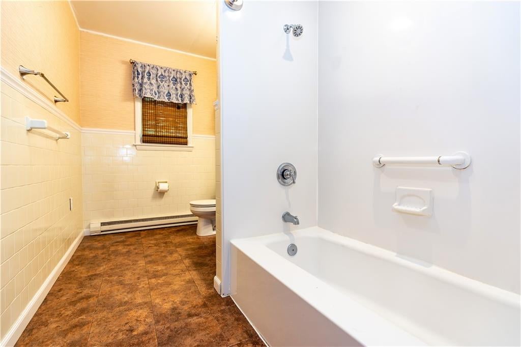 Jamestown, Rhode Island, 02835, United States, 3 Bedrooms Bedrooms, ,1 BathroomBathrooms,Residential,Pending,1834481
