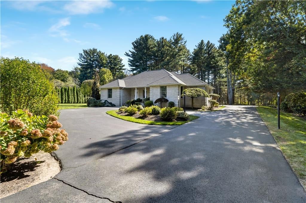 Smithfield, Rhode Island, 02917, United States, 3 Bedrooms Bedrooms, ,2 BathroomsBathrooms,Residential,Active,1954415