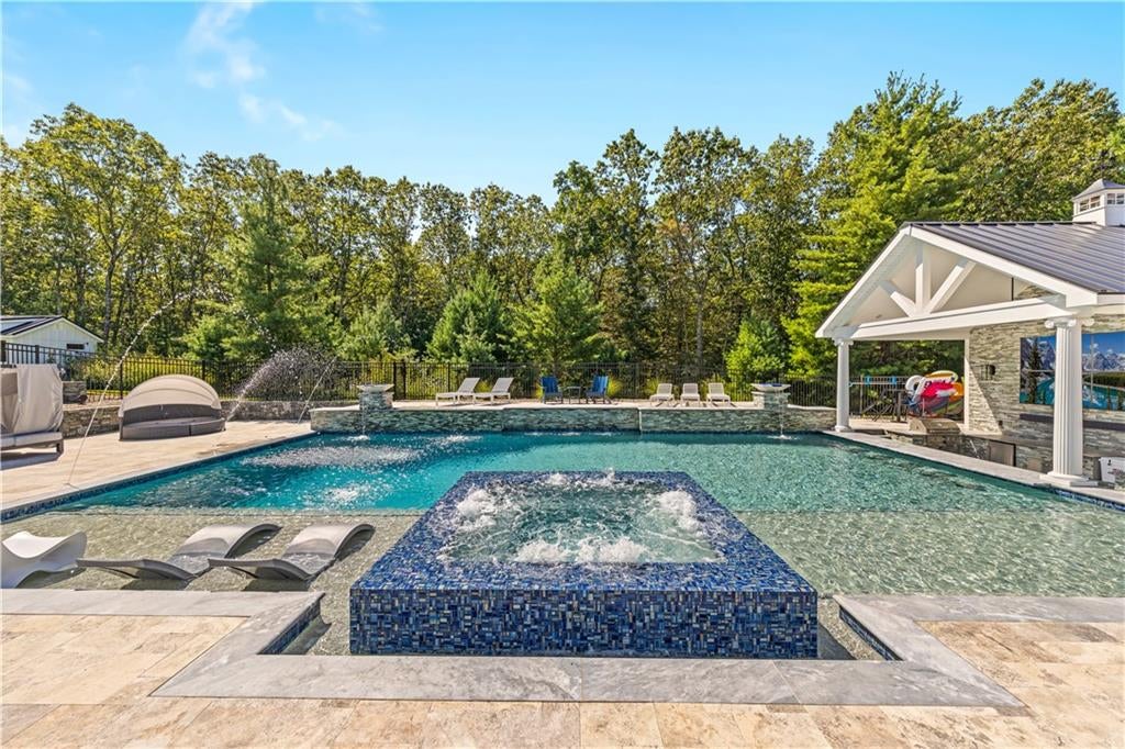 Smithfield, Rhode Island, 02917, United States, 4 Bedrooms Bedrooms, ,7 BathroomsBathrooms,Residential,Active,1944274