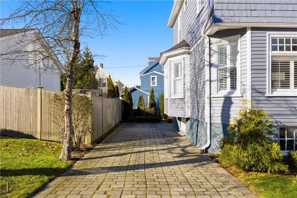 Newport, Rhode Island, 02840, United States, 4 Bedrooms Bedrooms, ,4 BathroomsBathrooms,Residential,Active,2007171