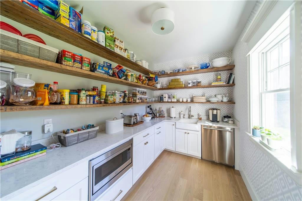 East Greenwich, Rhode Island, 02818, United States, ,Residential,Pending,1704829