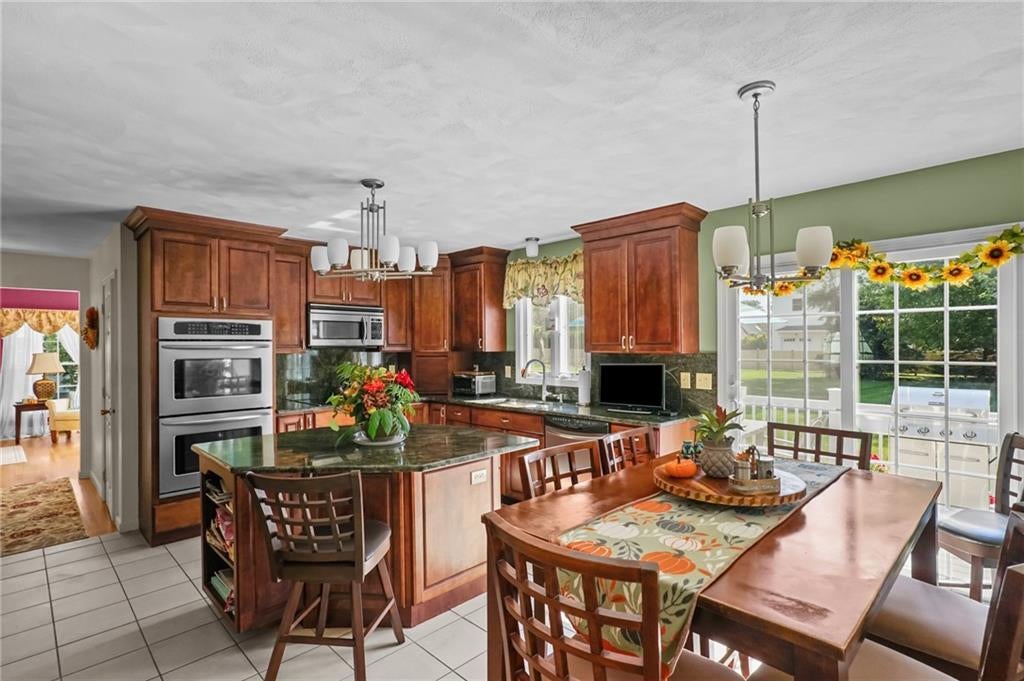 Portsmouth, Rhode Island, 02871, United States, 4 Bedrooms Bedrooms, ,3 BathroomsBathrooms,Residential,Active,1952506