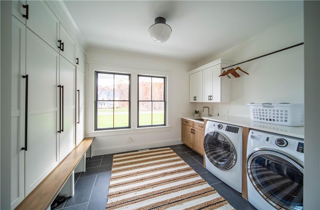 East Greenwich, Rhode Island, 02818, United States, ,3 BathroomsBathrooms,Residential,Active,1718901