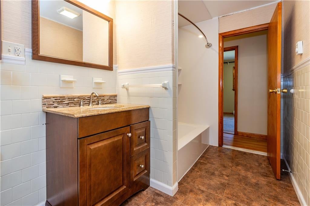 Jamestown, Rhode Island, 02835, United States, 3 Bedrooms Bedrooms, ,1 BathroomBathrooms,Residential,Pending,1834481