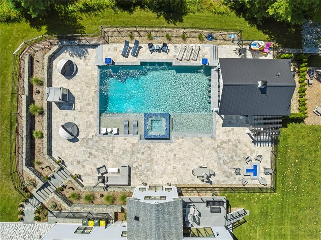 Smithfield, Rhode Island, 02917, United States, 4 Bedrooms Bedrooms, ,7 BathroomsBathrooms,Residential,Active,1944274