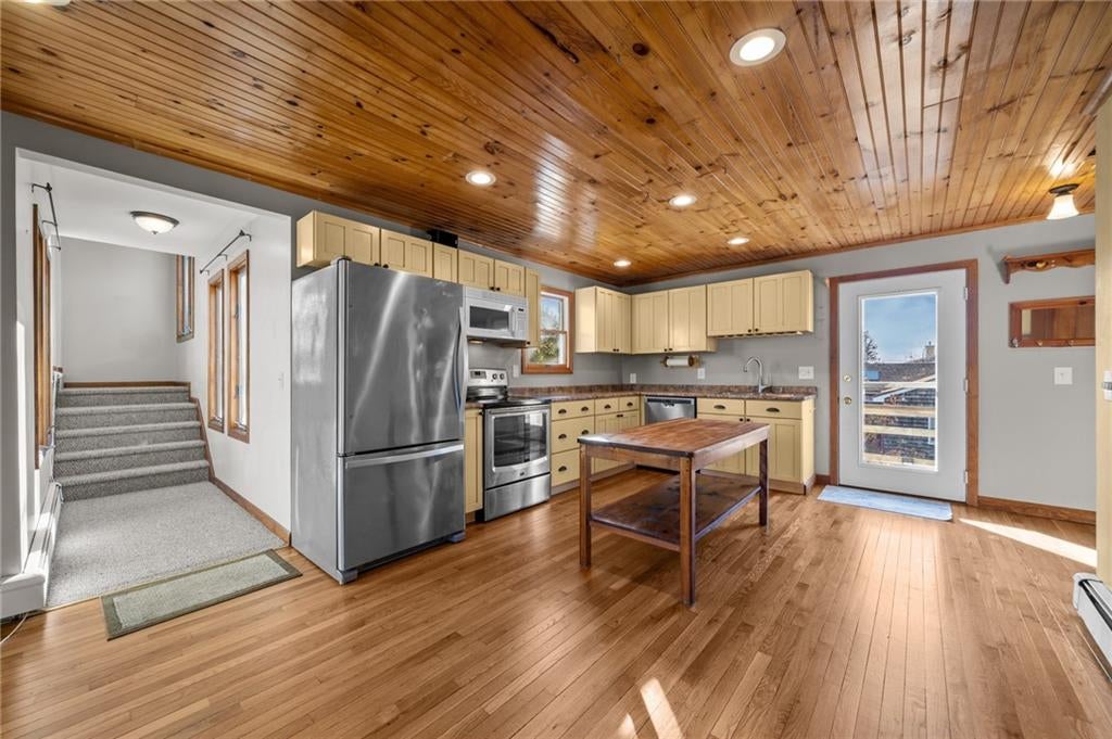 Jamestown, Rhode Island, 02835, United States, 6 Bedrooms Bedrooms, ,4 BathroomsBathrooms,Residential,Active,1987266