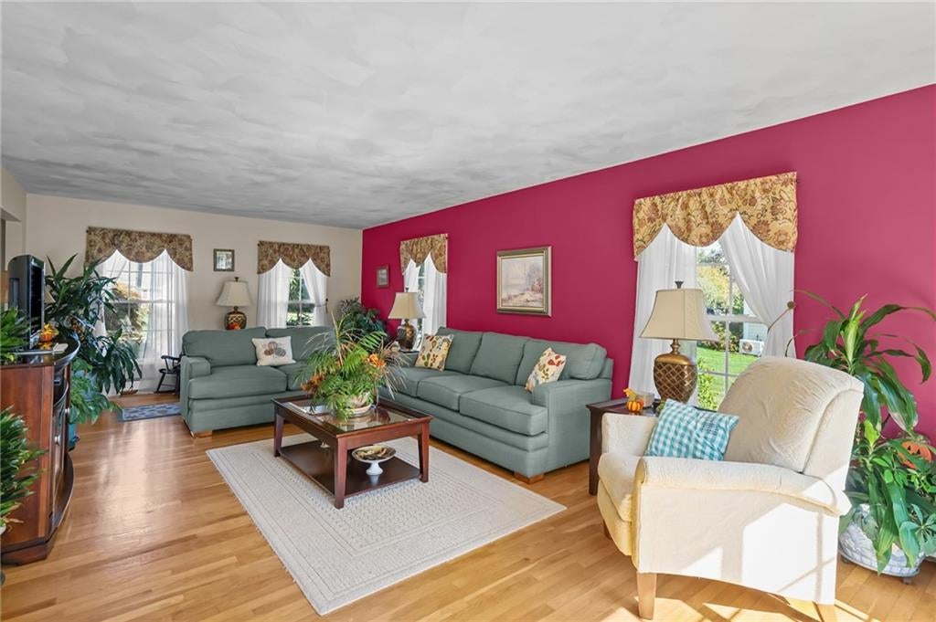 Portsmouth, Rhode Island, 02871, United States, 4 Bedrooms Bedrooms, ,3 BathroomsBathrooms,Residential,Active,1952506