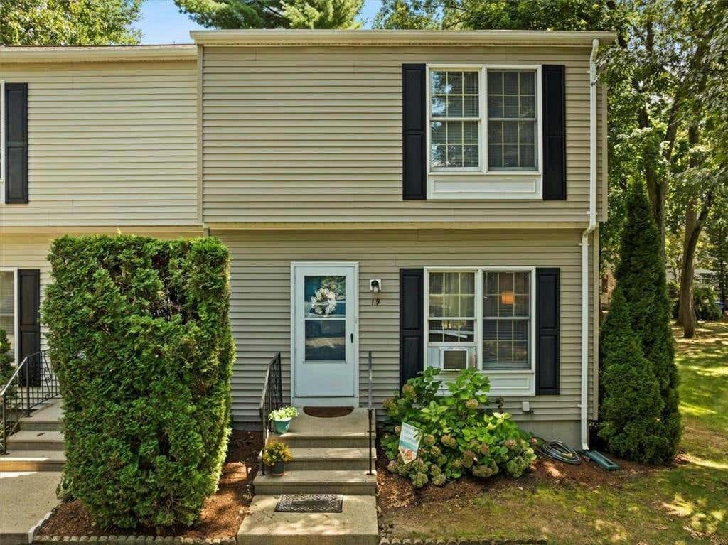 19 WOOD HOLLOW LN, EAST PROVIDENCE, RI 02916, photo 1 of 20