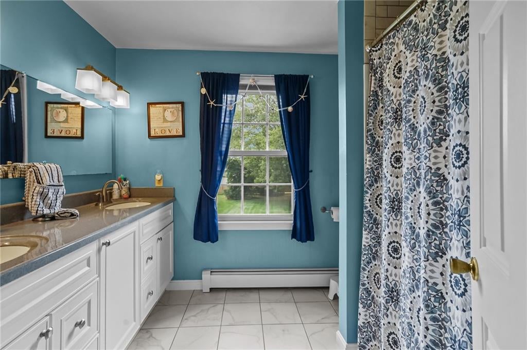 Portsmouth, Rhode Island, 02871, United States, 4 Bedrooms Bedrooms, ,3 BathroomsBathrooms,Residential,Active,1952506